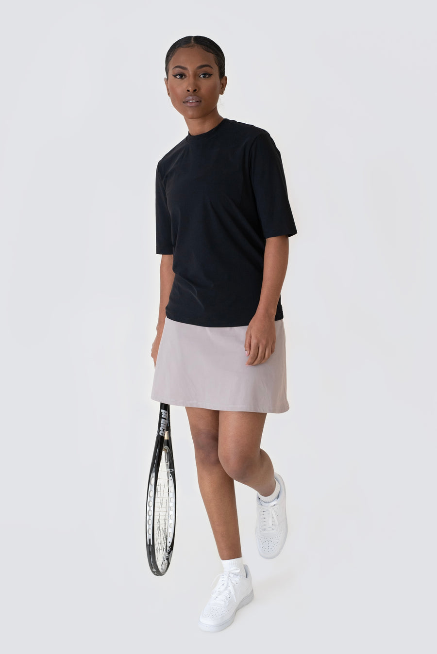  Padelkjol och tenniskjol designad med en lätt A-linjeformad passform, hög midja och inbyggda innershorts med en padelbollsficka på benet.