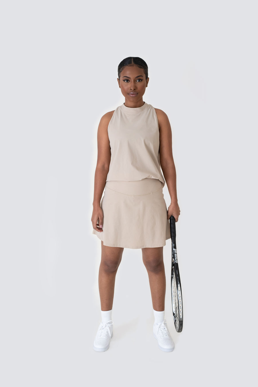 Padelkjol eller tenniskjol designad med en lätt A-linjeformad passform, hög midja och inbyggda innershorts med en padelbollsficka på benet.