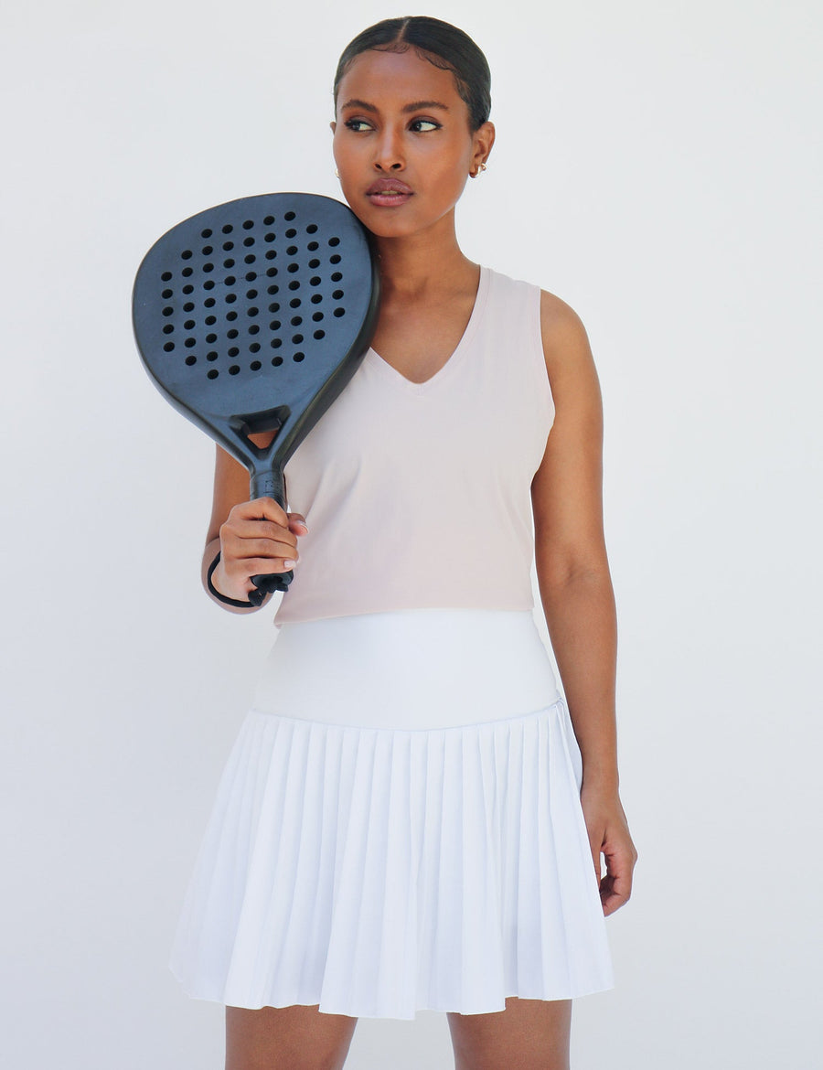 Underbar plisserad padel- och tenniskjol designad med hög midja, innershorts och en något längre längd för en bekväm och smickrande stil på padel- och tennisbanan eller under golfrundan. 